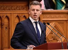 Hongrie : Péter Magyar prend le pouvoir et met fin à 16 ans de règne de Viktor Orbán avec un programme de rupture et de retour vers l’UE